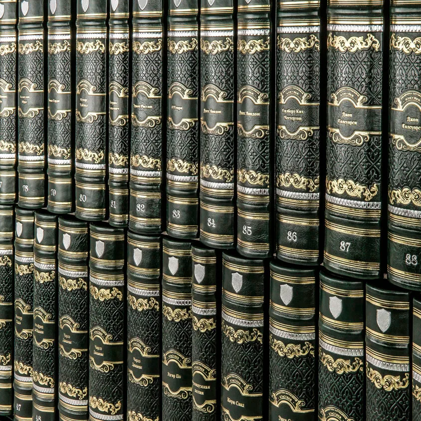 Книги классической литературы в кожаном переплёте на полке